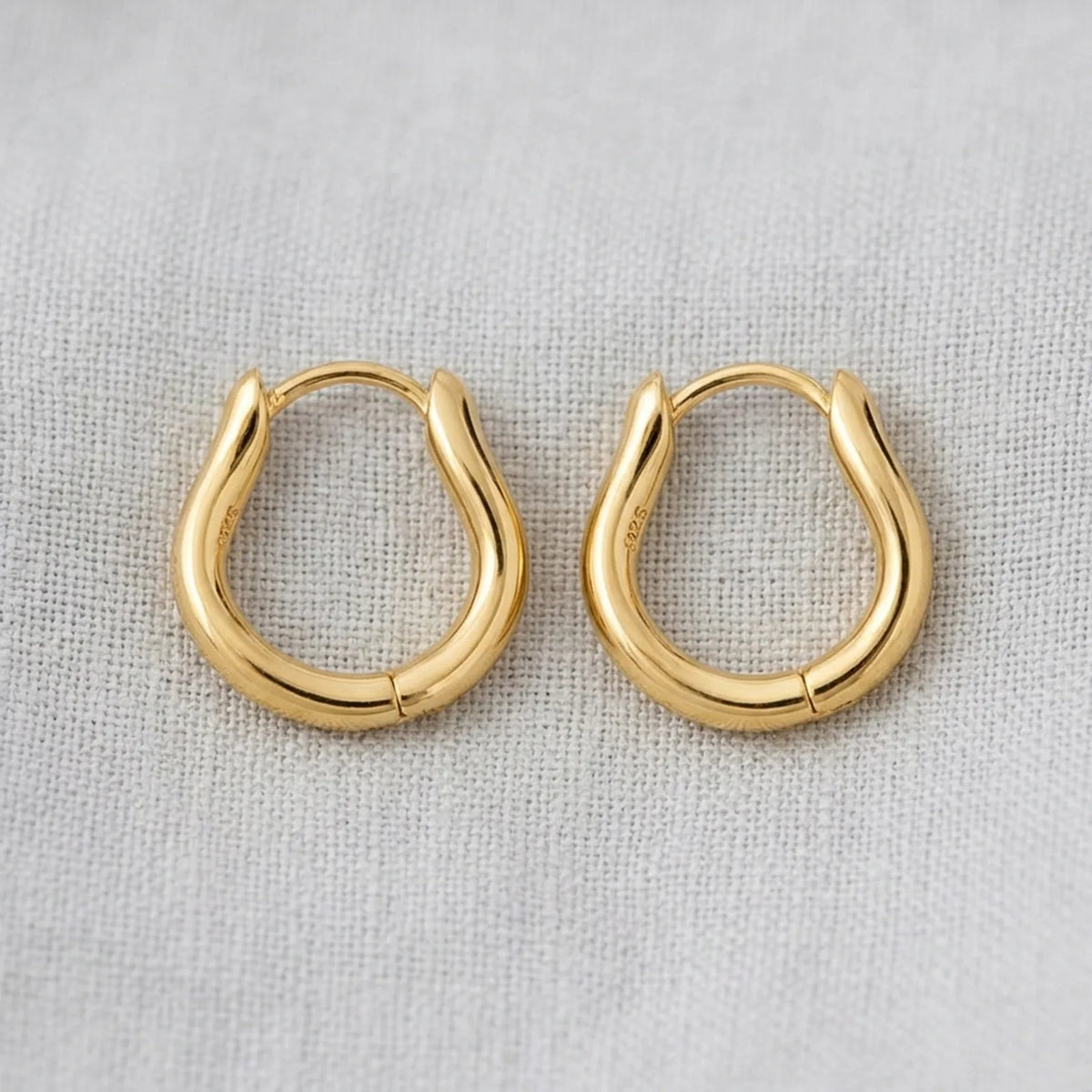 Pendientes de aro suaves con forma de espiral de 17 mm en plata u oro.