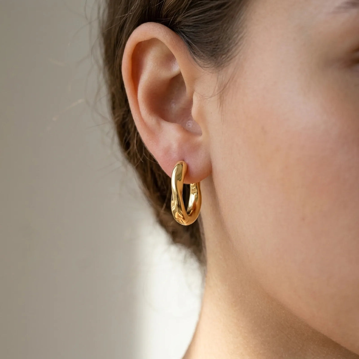 Pendientes de aro suaves con forma de espiral de 17 mm en plata u oro.