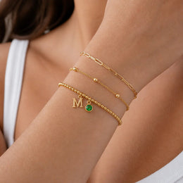 Bracelet personnalisé avec initiale et pierre de naissance en or 18 carats et argent sterling