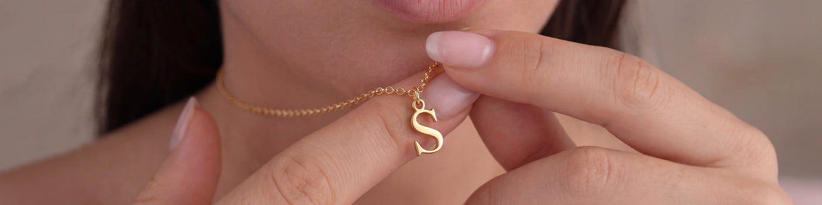 Sieraden met initialen - Gepersonaliseerde kettingen en armbanden met letters
