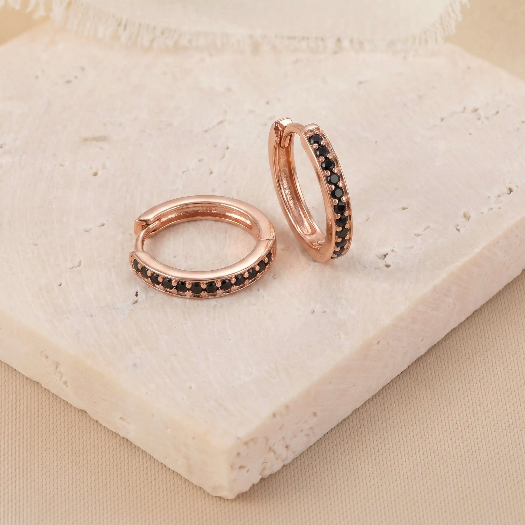 Boucles d'oreilles créoles en or rose et zircone cubique