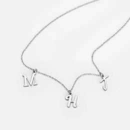 Collier à trois initiales