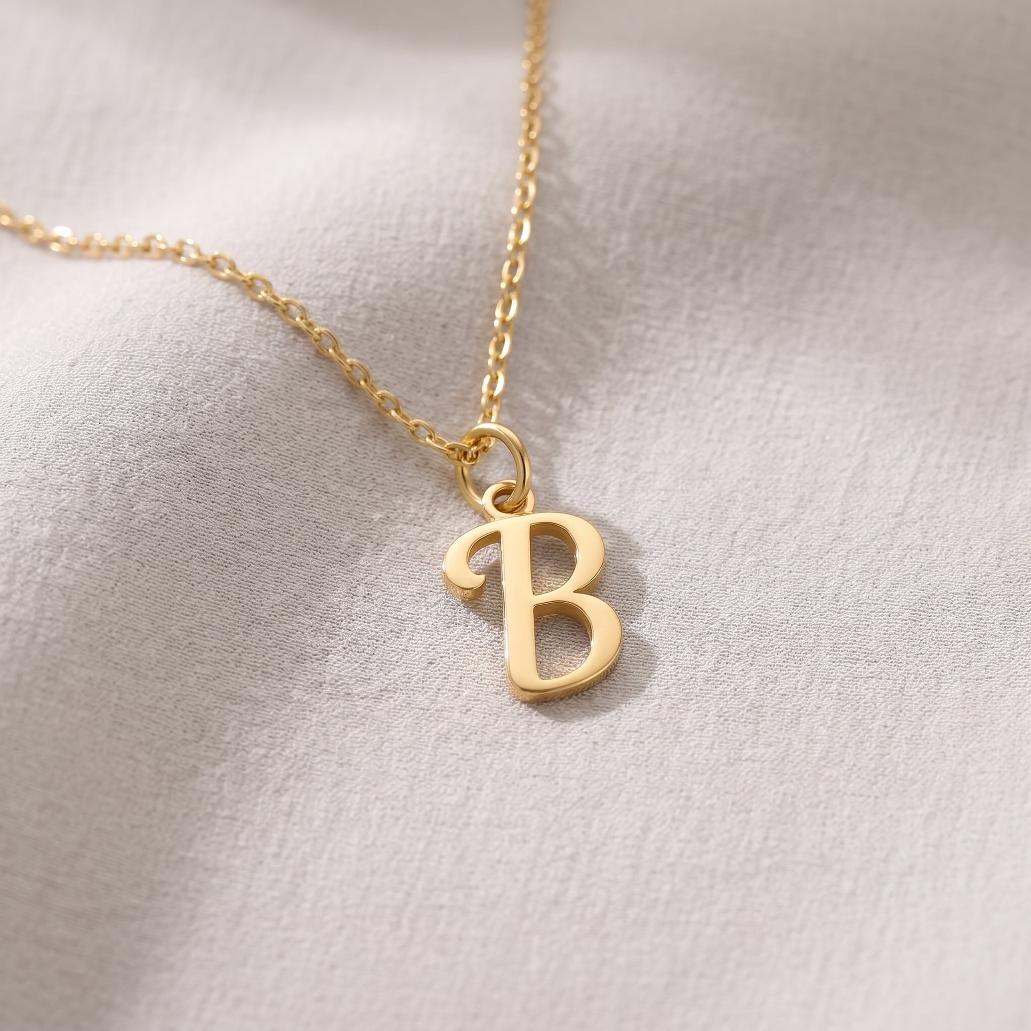 Ketting met de initialen B