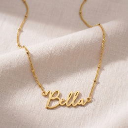قلادة باسم Bella