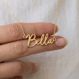 قلادة باسم Bella