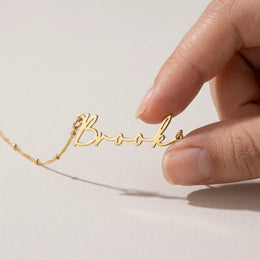 قلادة باسم Brooke