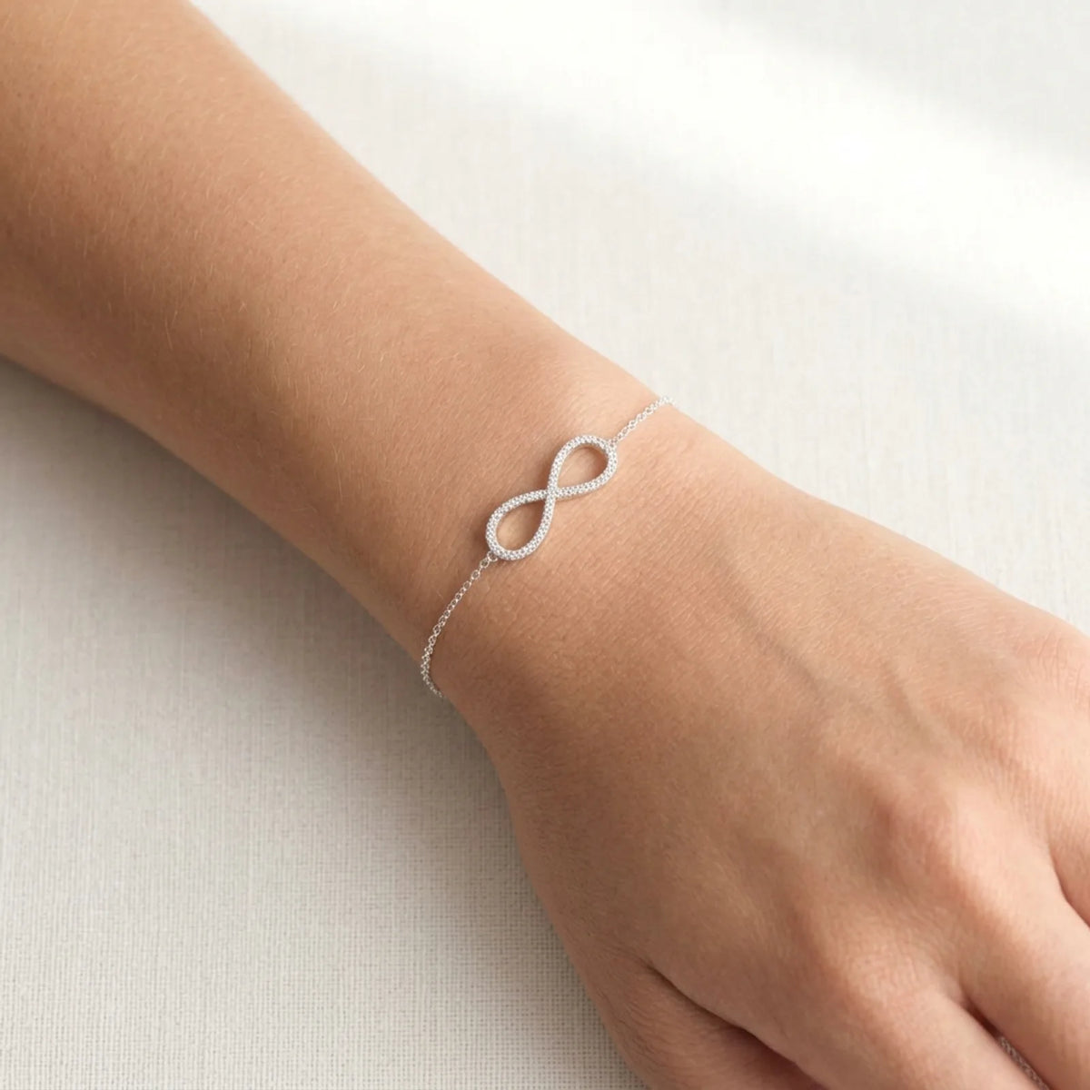 Pulsera Infinity de circonita cúbica con extensor de 17+2 cm