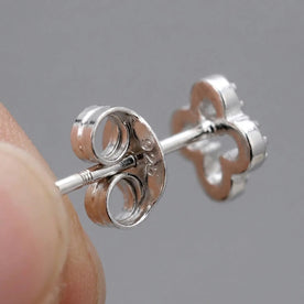 Anting-anting Cubic Zirconia Bentuk Semanggi Terbuka