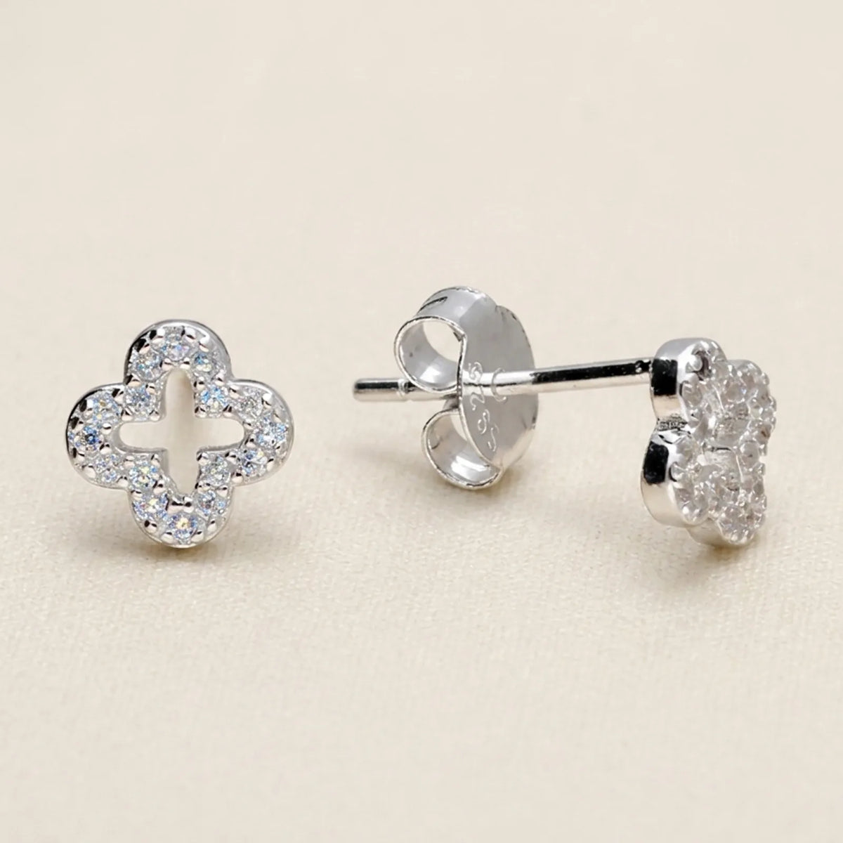 Anting-anting Cubic Zirconia Bentuk Semanggi Terbuka