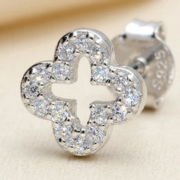 Anting-anting Cubic Zirconia Bentuk Semanggi Terbuka