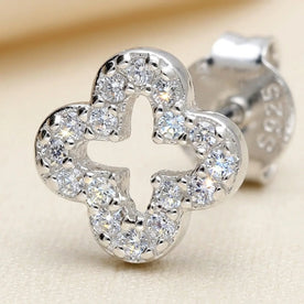 Anting-anting Cubic Zirconia Bentuk Semanggi Terbuka