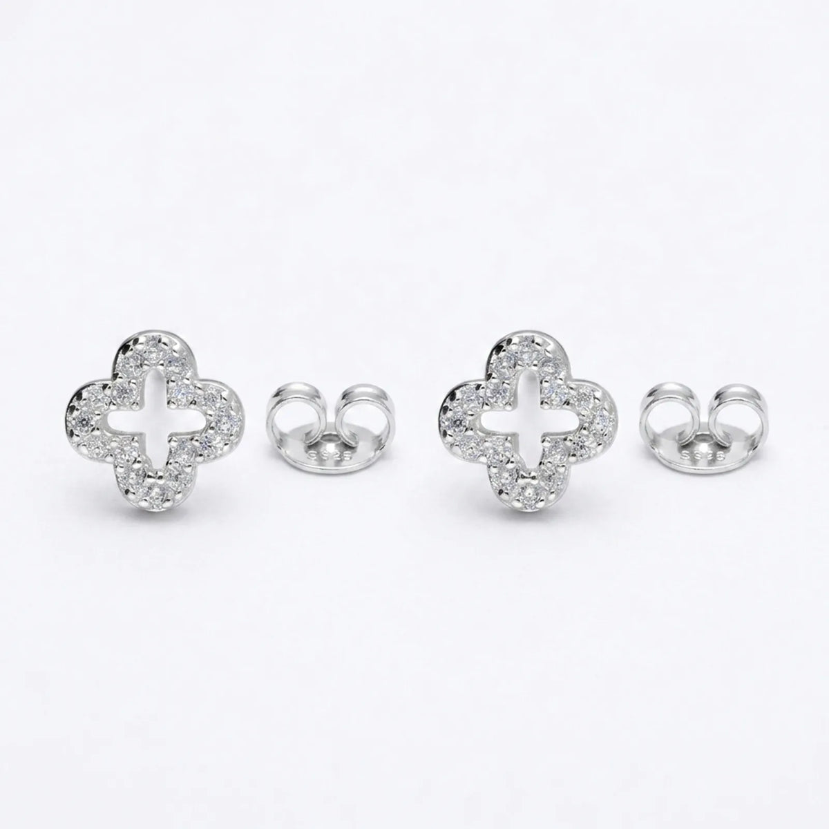 Anting-anting Cubic Zirconia Bentuk Semanggi Terbuka