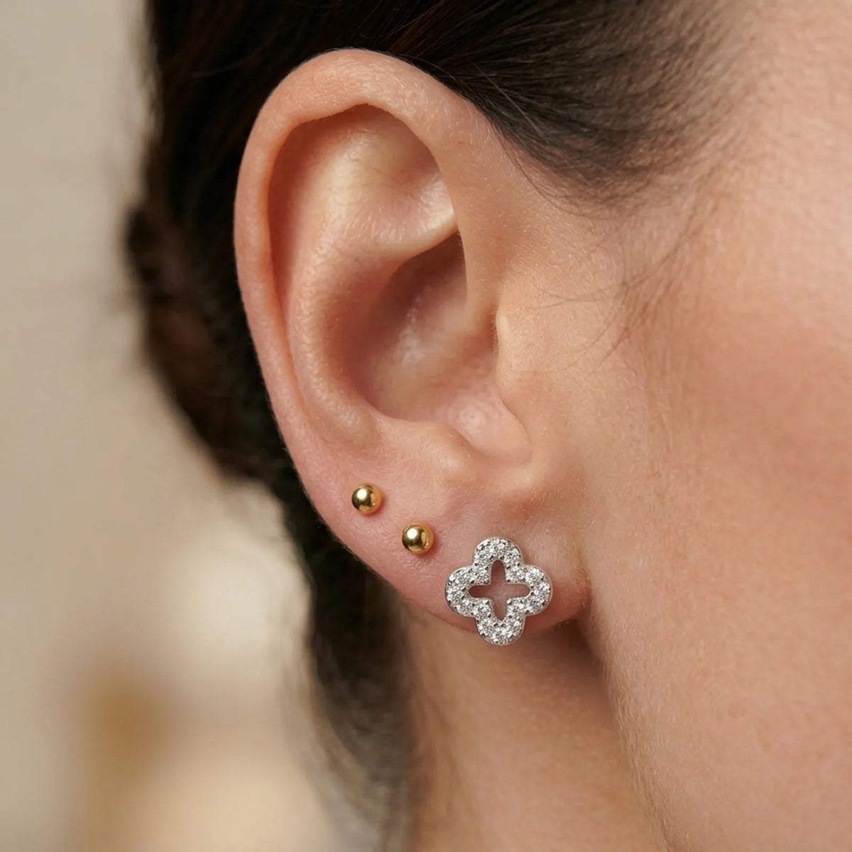 Anting-anting Cubic Zirconia Bentuk Semanggi Terbuka