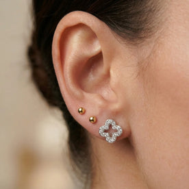 Anting-anting Cubic Zirconia Bentuk Semanggi Terbuka