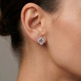 Anting-anting Cubic Zirconia Bentuk Semanggi Terbuka