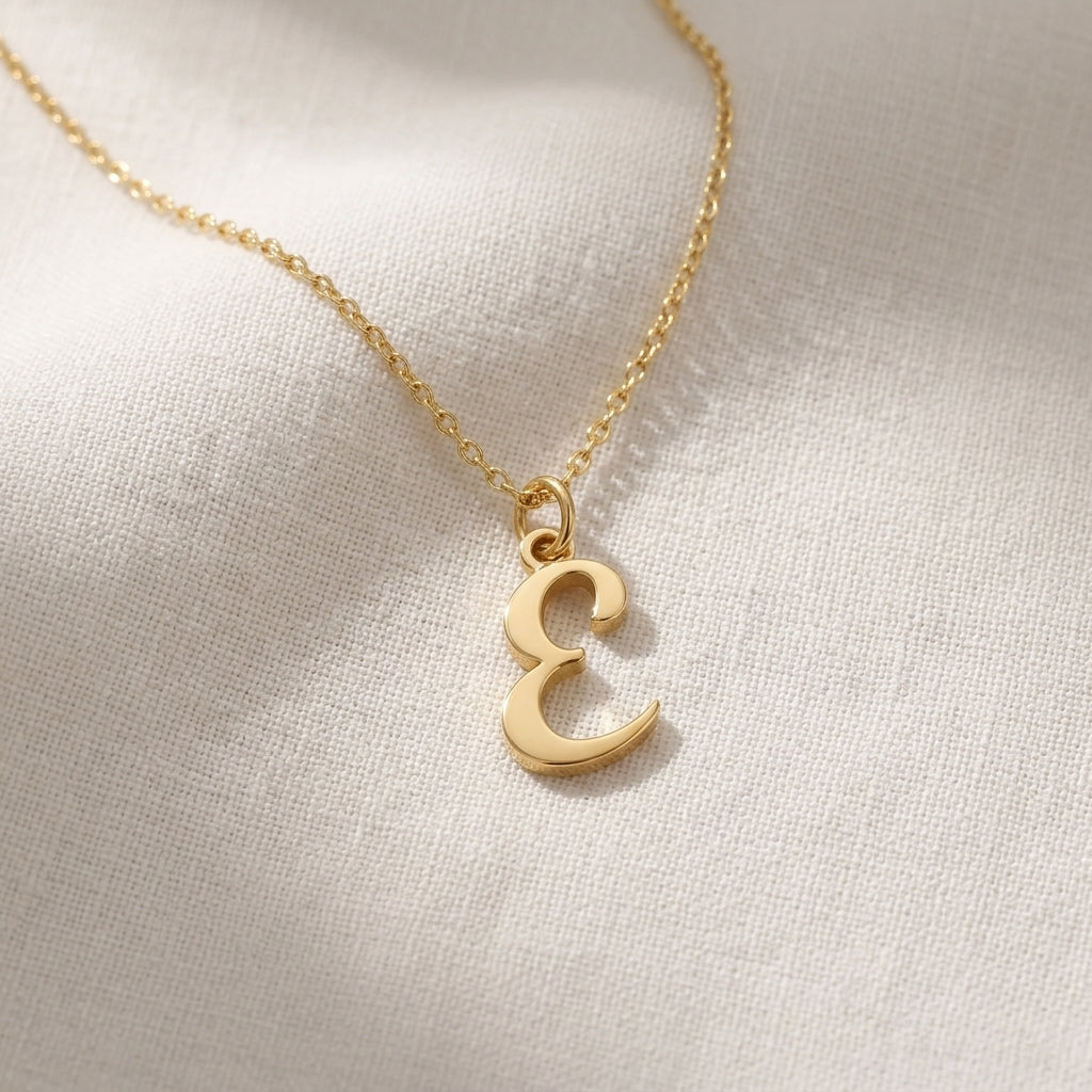 Ketting met de initialen E