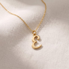 Colar com pendente inicial e letra E, em ouro e prata.