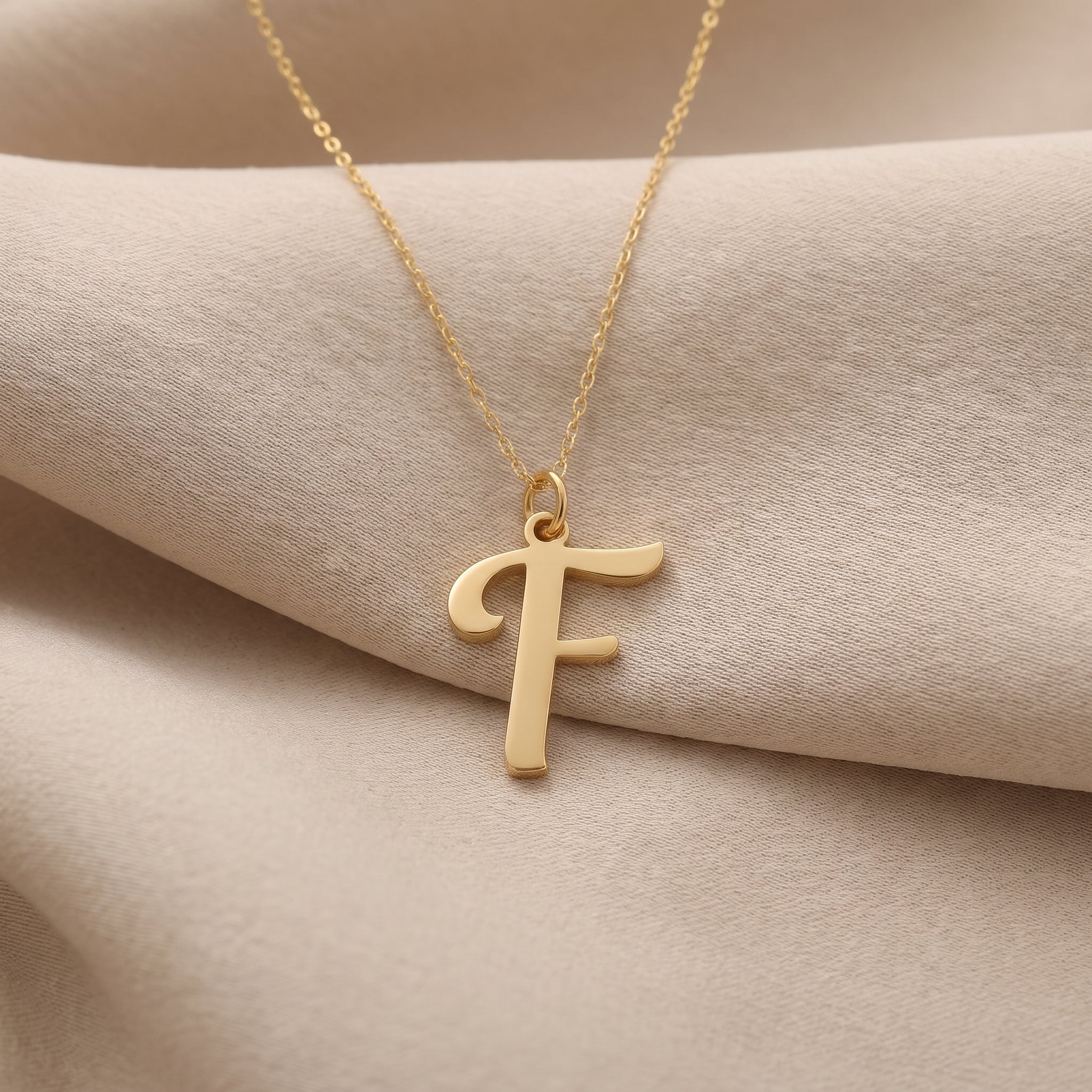 Ketting met de initialen F