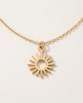 Collana e bracciale con ciondolo a forma di sole