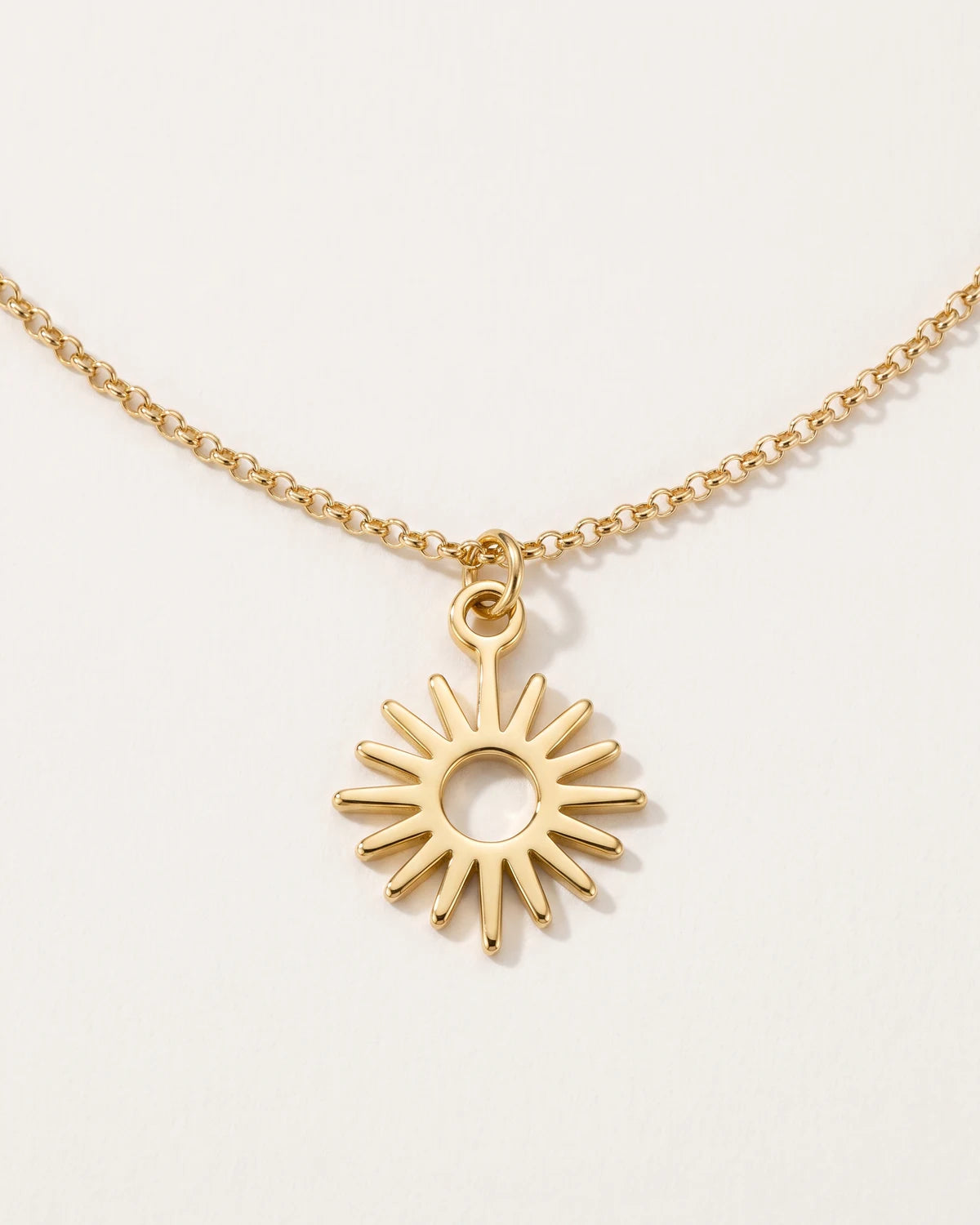 Collana e bracciale con ciondolo a forma di sole