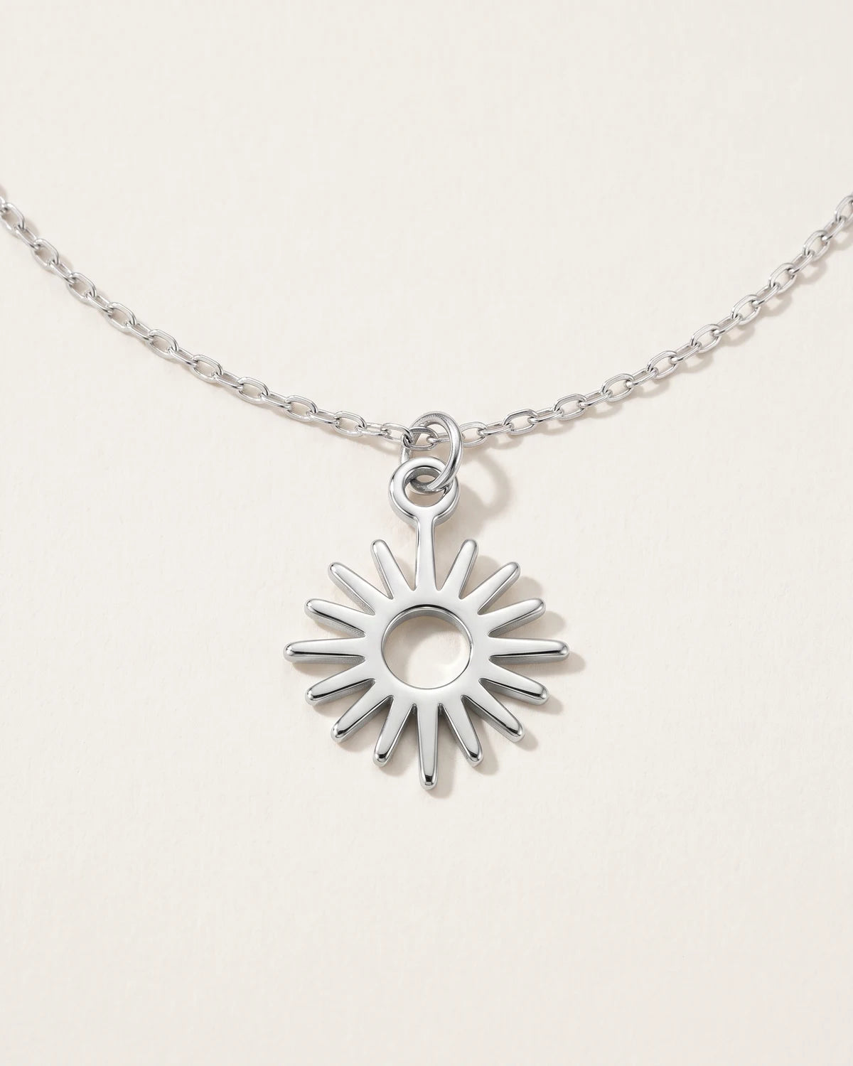 Collana e bracciale con ciondolo a forma di sole