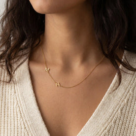 Collana con doppia iniziale laterale in oro o argento