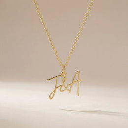 Collana personalizzata con doppia iniziale e e commerciale (&) – Oro e argento