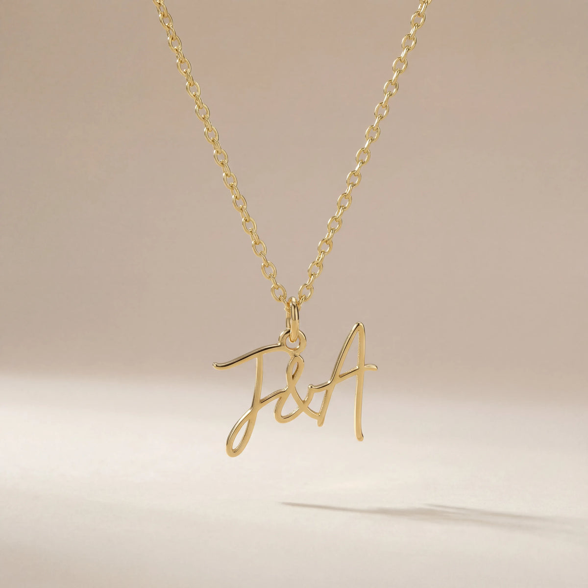 Collana personalizzata con doppia iniziale e e commerciale (&) – Oro e argento