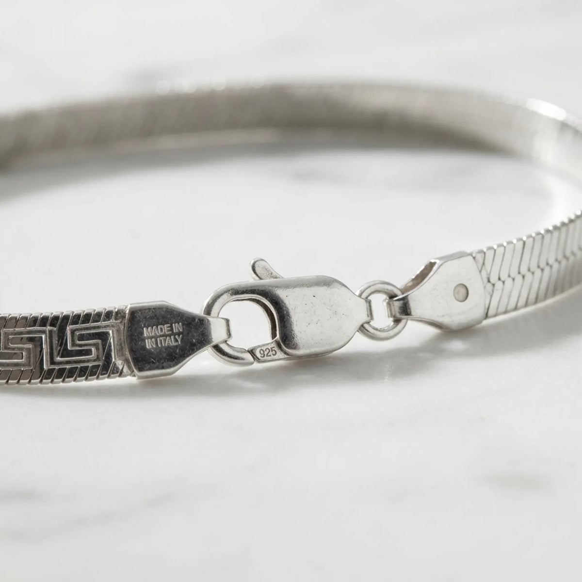 Griechisches Mäander-Armband im Fischgrätmuster in Silber oder Gold – 18,5 cm