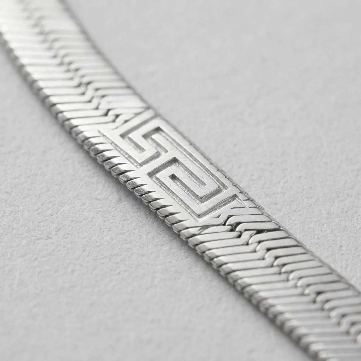 Griechisches Mäander-Armband im Fischgrätmuster in Silber oder Gold – 18,5 cm