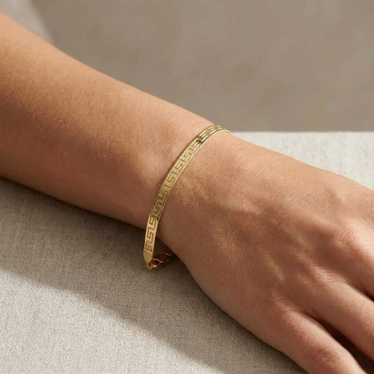 Griechisches Mäander-Armband im Fischgrätmuster in Silber oder Gold – 18,5 cm