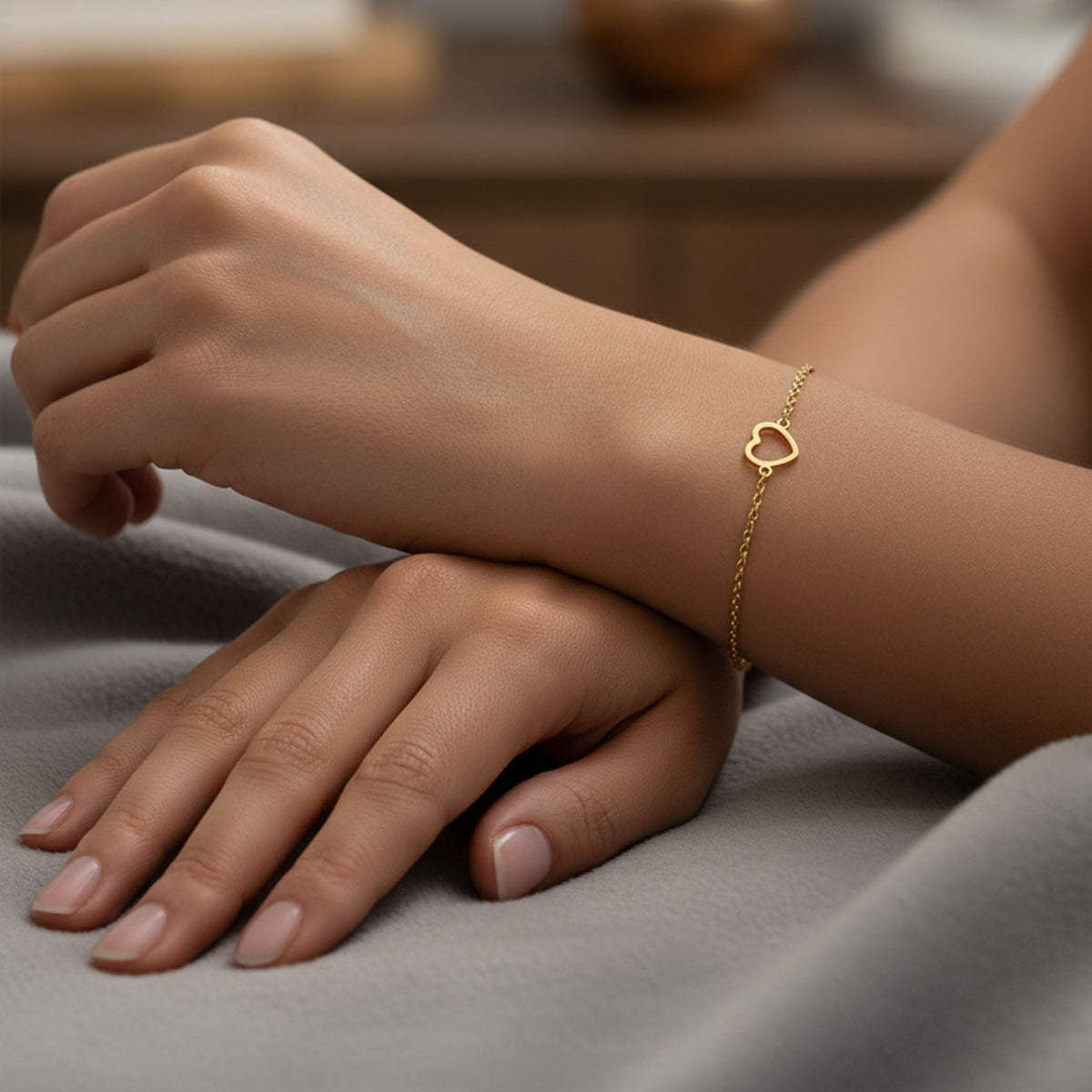 Pulsera con forma de corazón en oro de 18k o plata con opción de dije y piedra de nacimiento