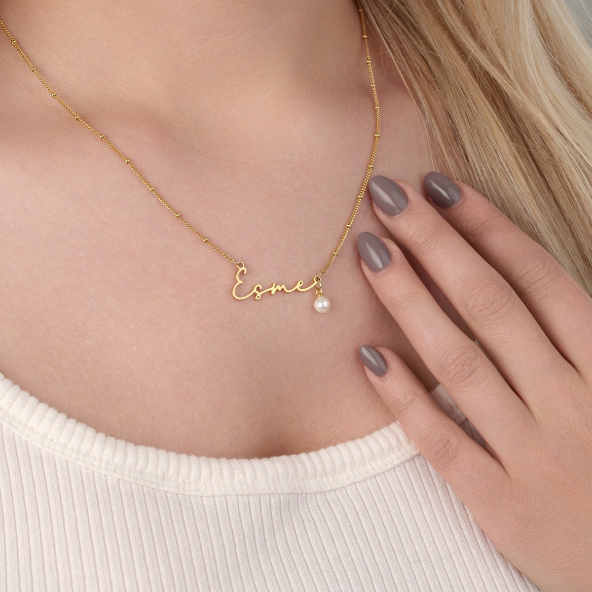 Elegante collana con pendente di perla: perla singola su catena in oro o argento.