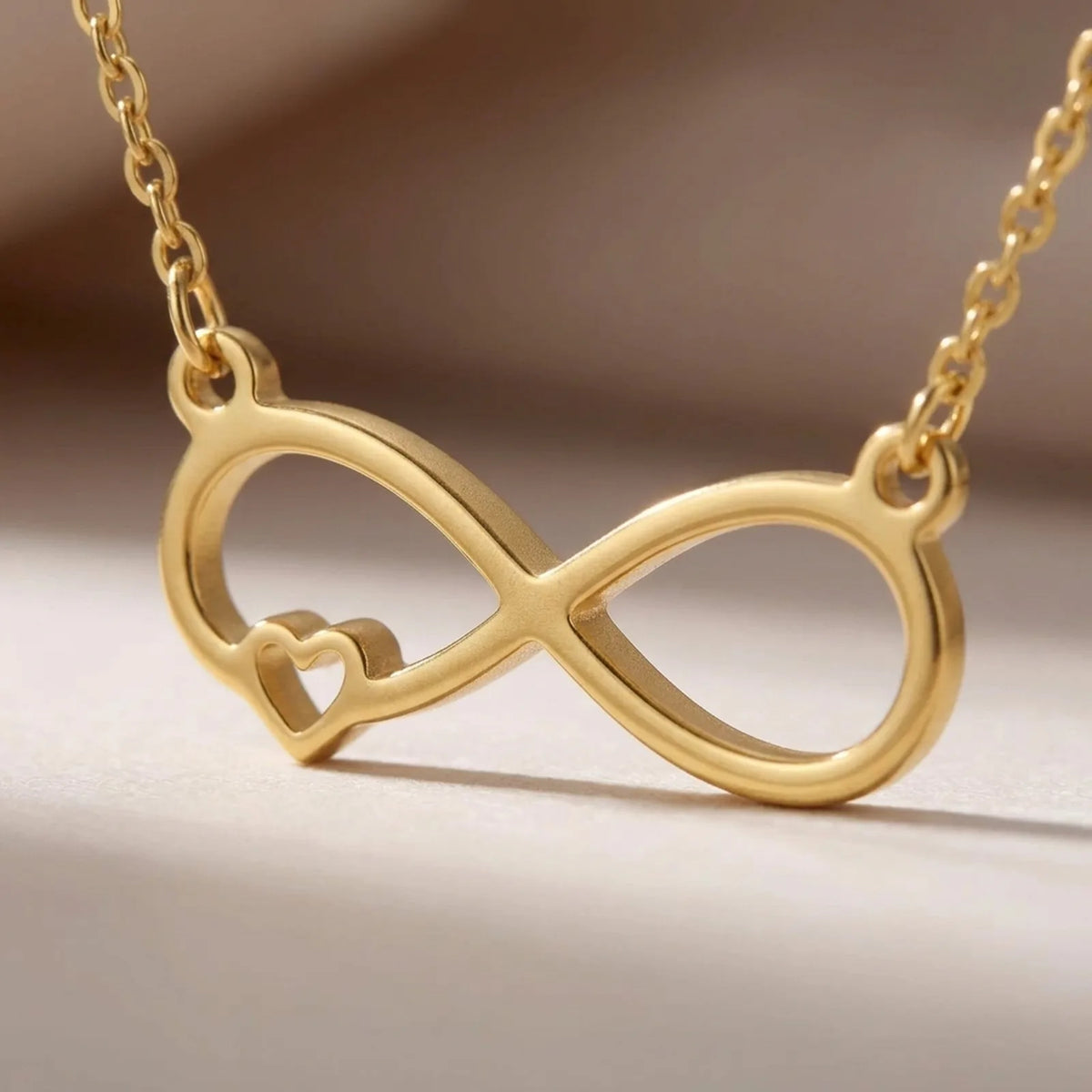 Collier infini et cœur en or 18 carats, disponible en argent et avec 3 styles de chaîne