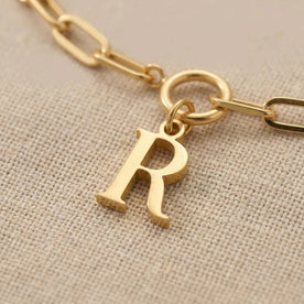 Bracciale con iniziale, catena ovale Belcher a T e ciondoli multipli in oro o argento.