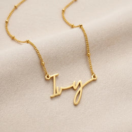 Collier prénom Ivy | Or 18 carats, argent et vermeil | Prêt à être expédié