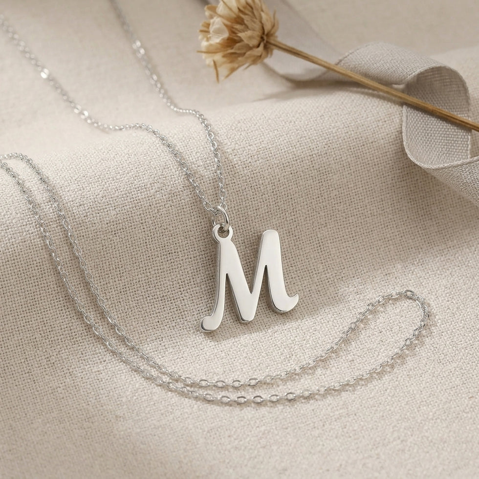 M-ketting | Hanger met initiaal en letter M, goud en zilver