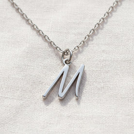 M-ketting | Hanger met initiaal en letter M, goud en zilver
