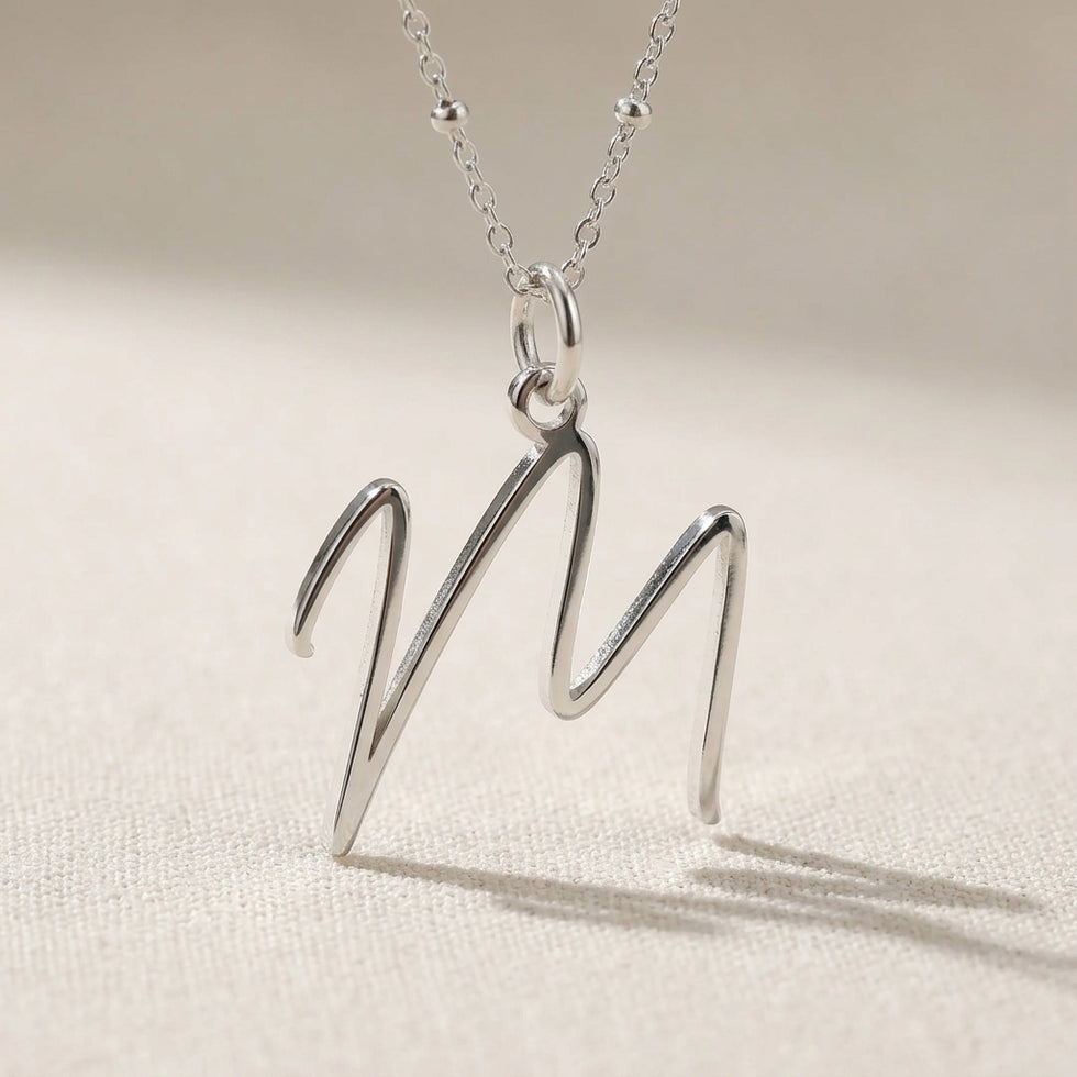 M-ketting | Hanger met initiaal en letter M, goud en zilver