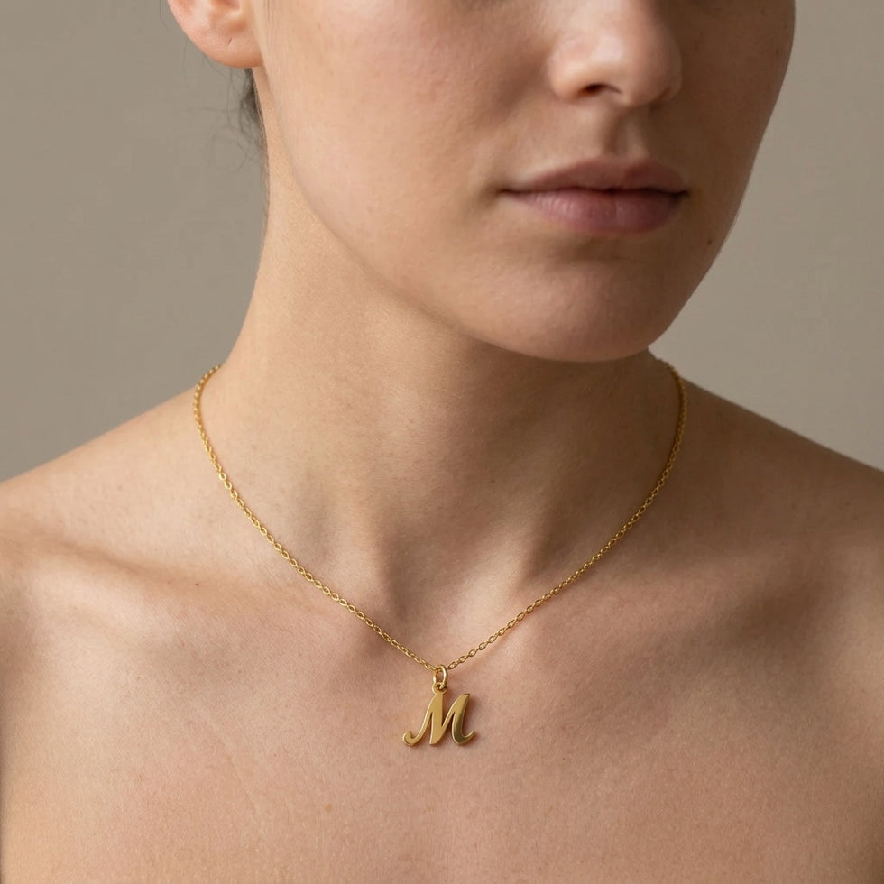 M-ketting | Hanger met initiaal en letter M, goud en zilver