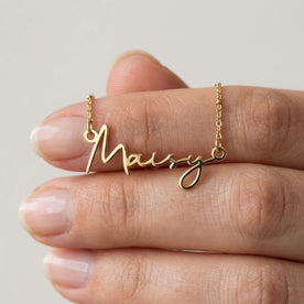 Collier prénom Maisie | Or 18 carats, argent et vermeil | Prêt à être expédié