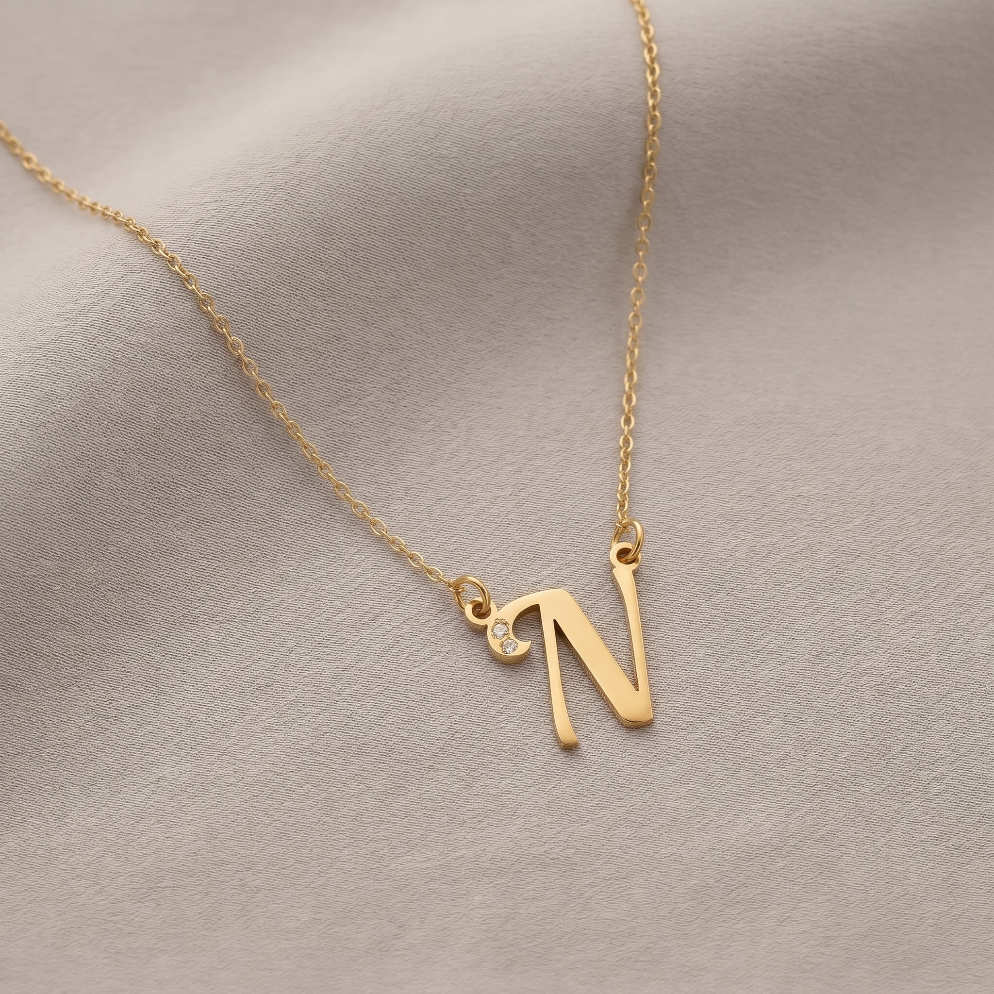 Ketting met de initialen N