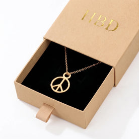 Halsketting en armband met vredesbedel