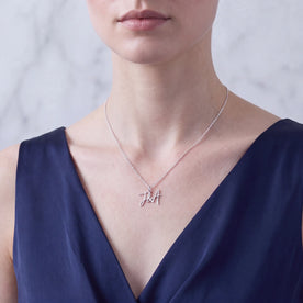 Collana personalizzata con doppia iniziale e e commerciale (&) – Oro e argento
