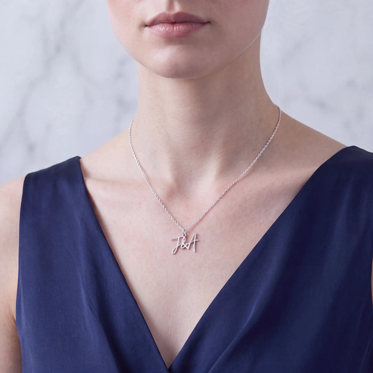 Collana personalizzata con doppia iniziale e e commerciale (&) – Oro e argento