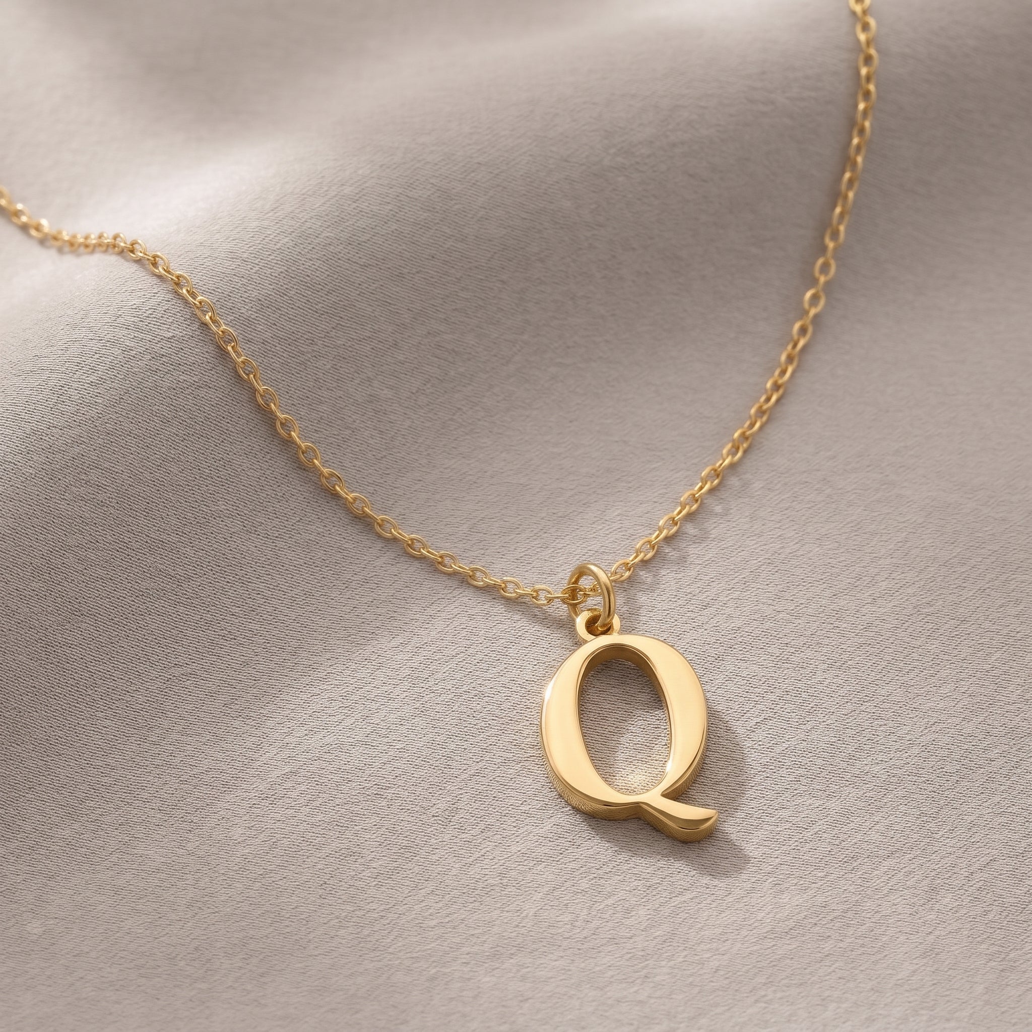 Ketting met de initialen Q