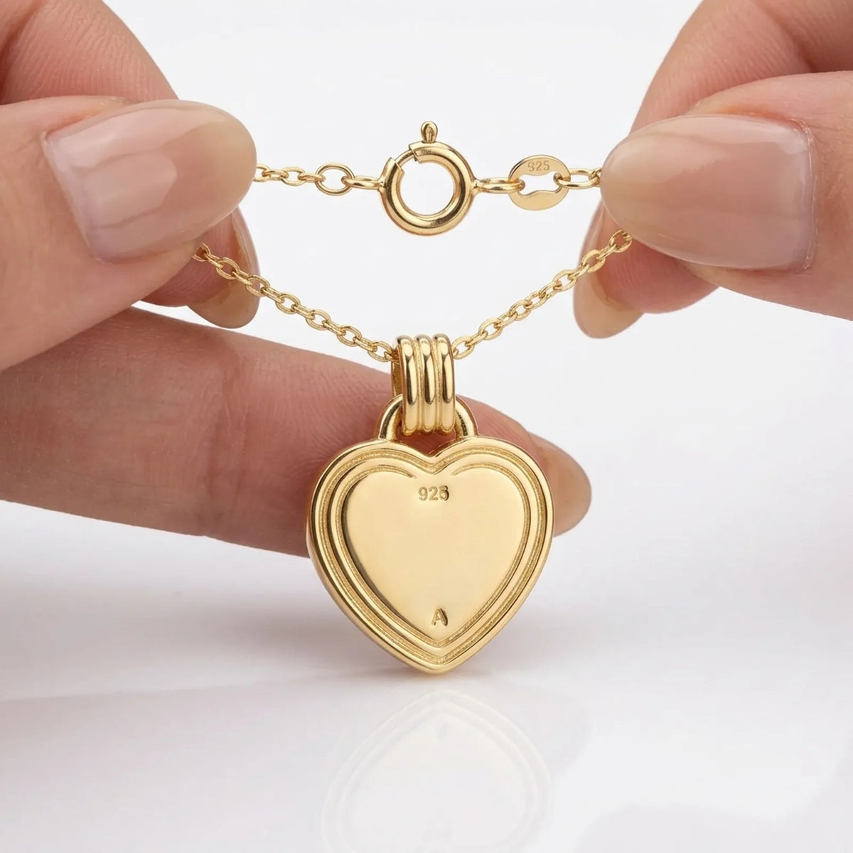 Collier en forme de cœur ajouré