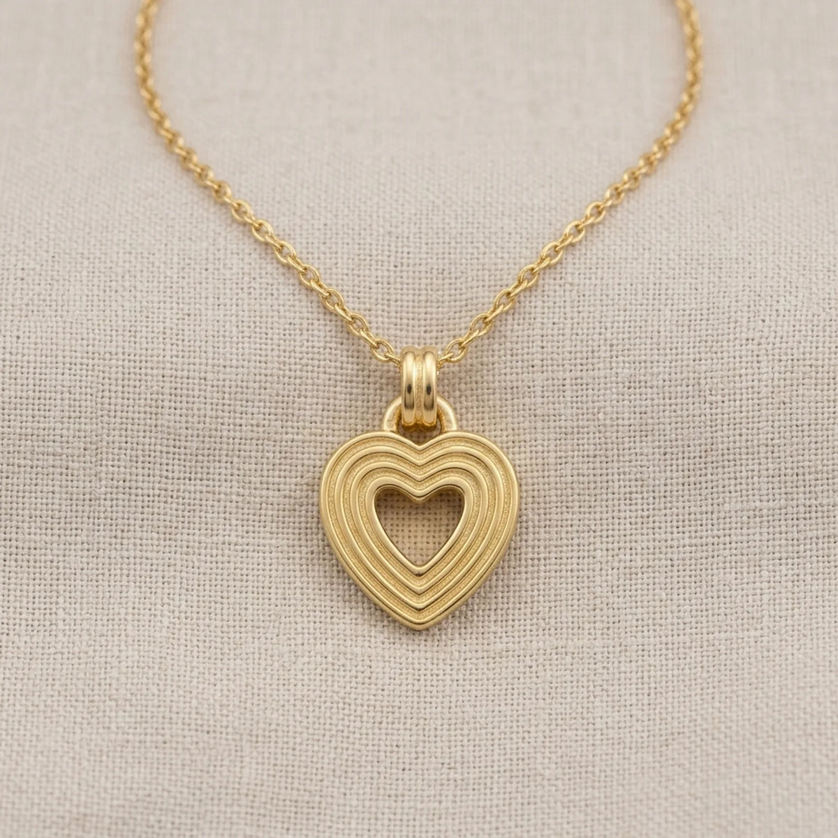 Collier en forme de cœur ajouré