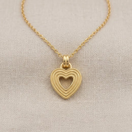 Collier en forme de cœur ajouré