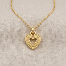 Collier en forme de cœur ajouré